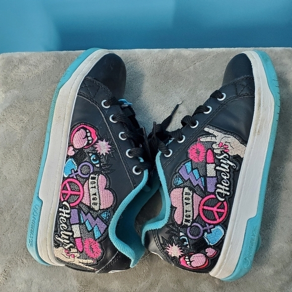 Heelys black and blue with graphic design girls 4 - Picture 2 of 13
